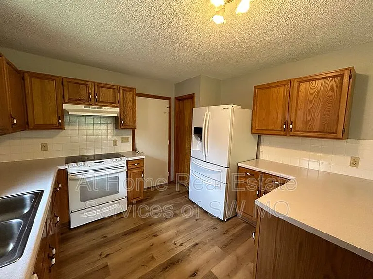 306 W Hunter Dr — Photo 4