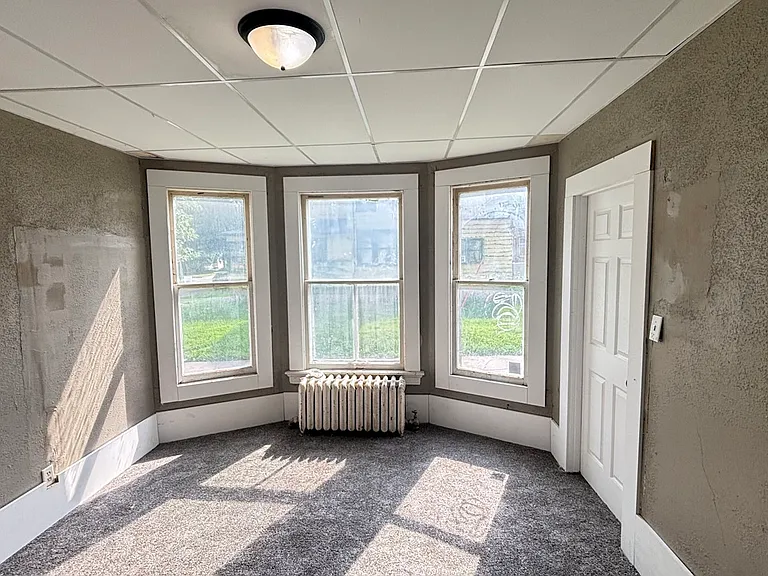 Main Bedroom - New Paint and Carpet