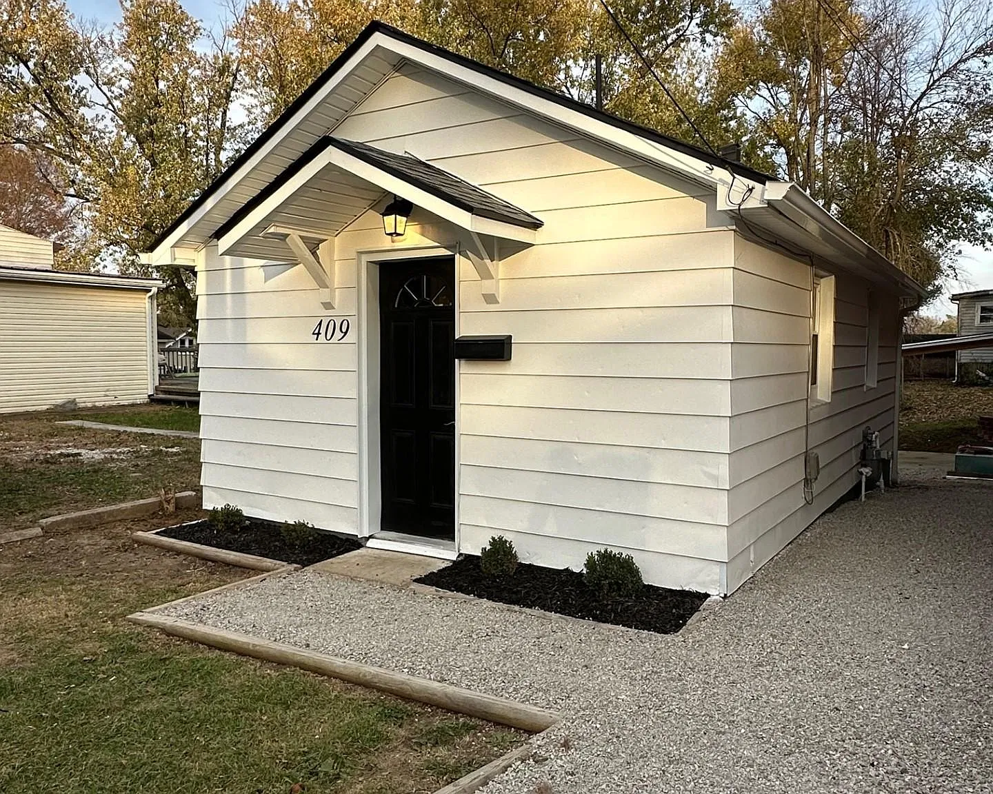 409 W Walnut St — Photo 2