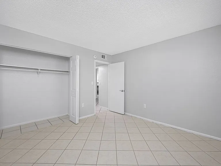 KC Flats Apartments — Photo 27