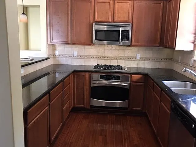 3 bed, 3.5 bath, 2383 sqft, $3,800 — Photo 4