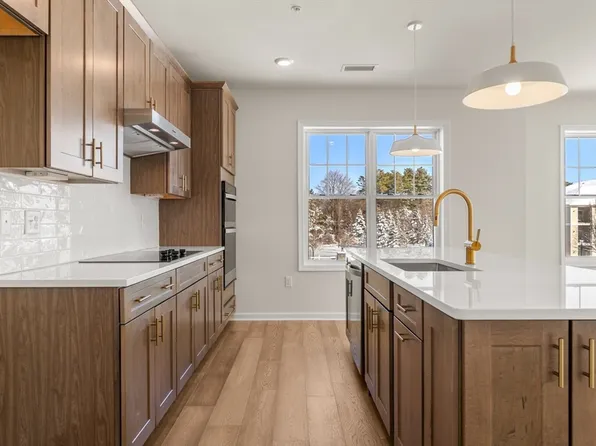 320 Martins Lndg #207, North Reading, MA 01864