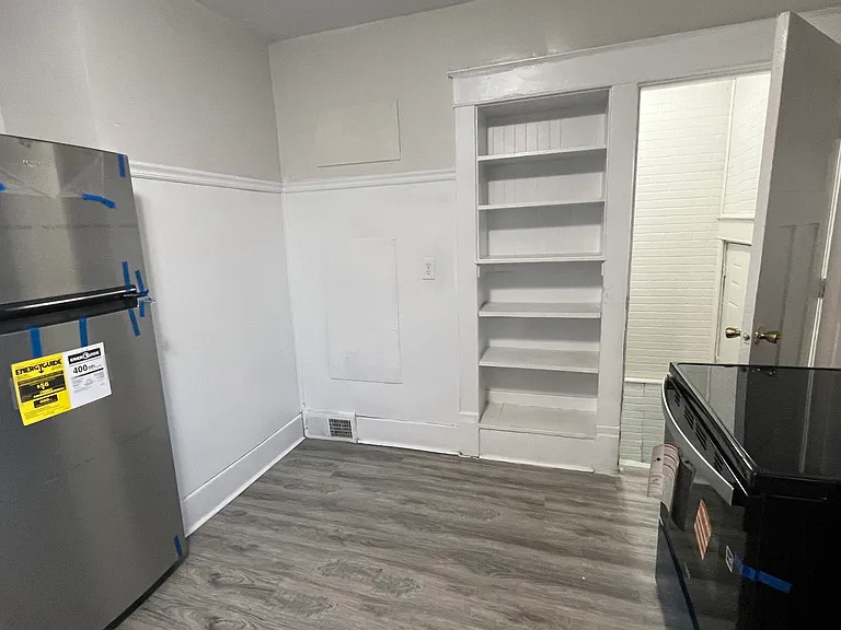 608 W Monroe St — Photo 16