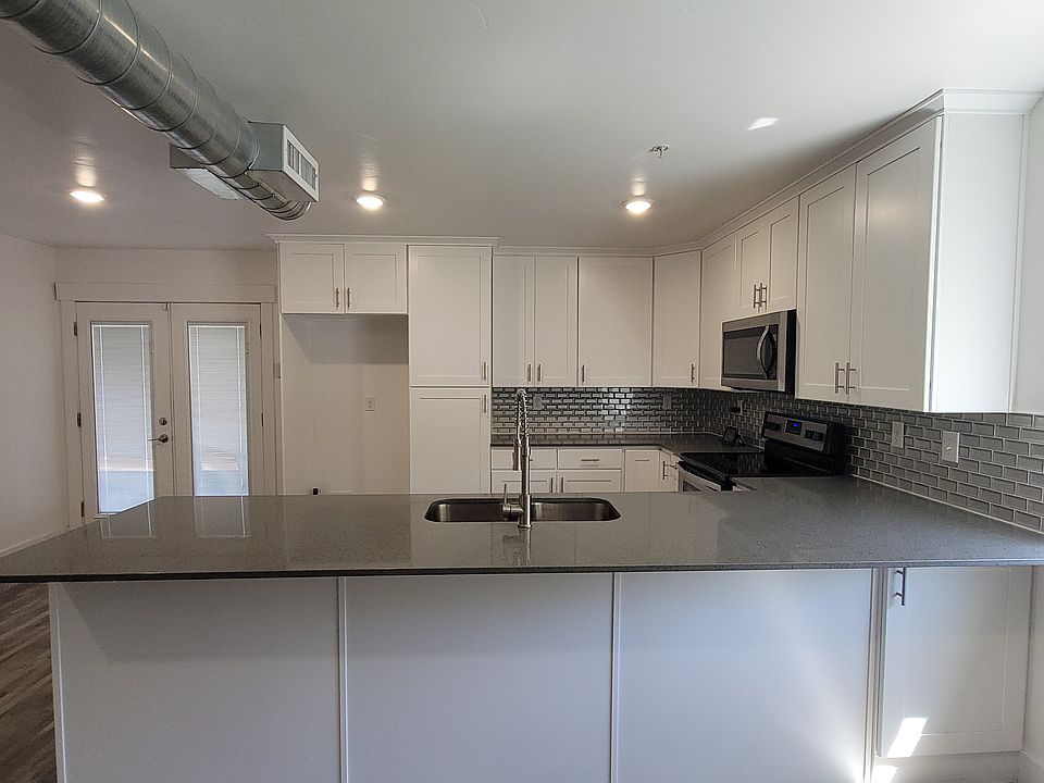 Kitchen (LG Fridge with water and ice dispenser included)
