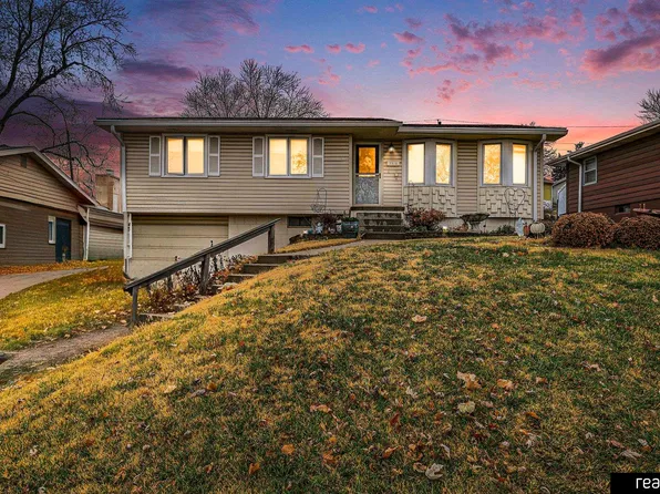 7210 Wood River Dr, Bellevue, NE 68157