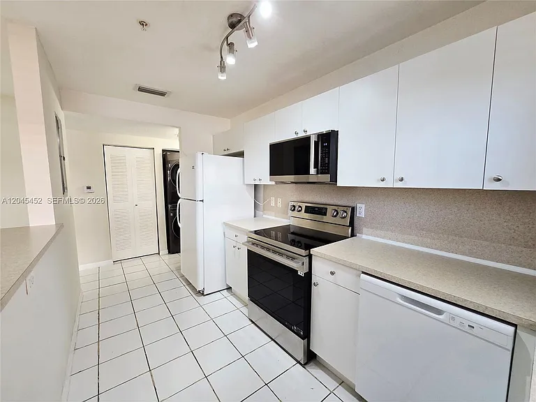 1627 NW 18th St #201 — Photo 4