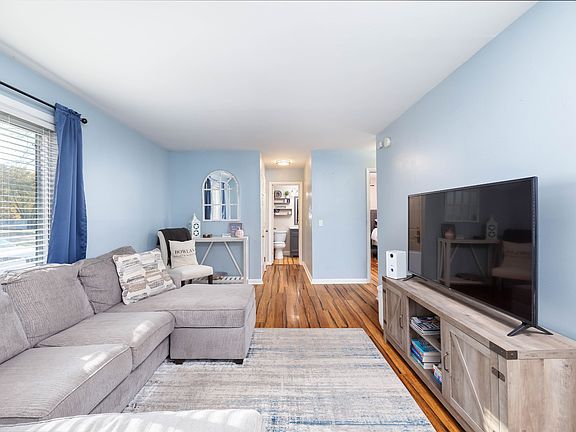 4th image of 554 Doral Country Dr