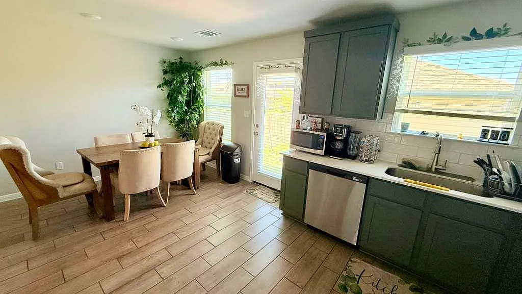 3 bed, 2.5 bath, 1306 sqft, $2,200 — Photo 4