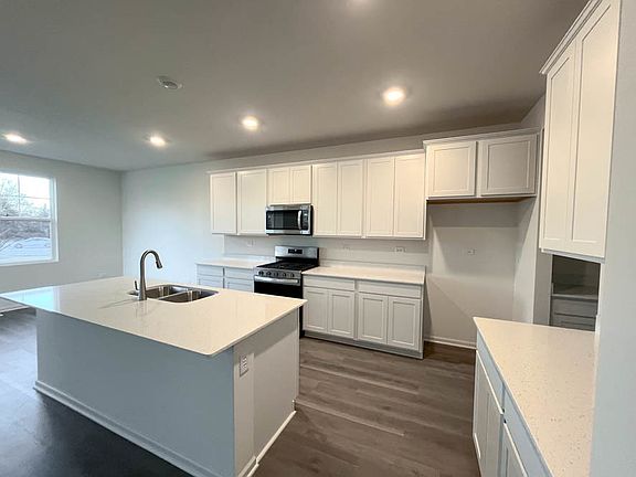 5th image of 721 Kentshire Dr