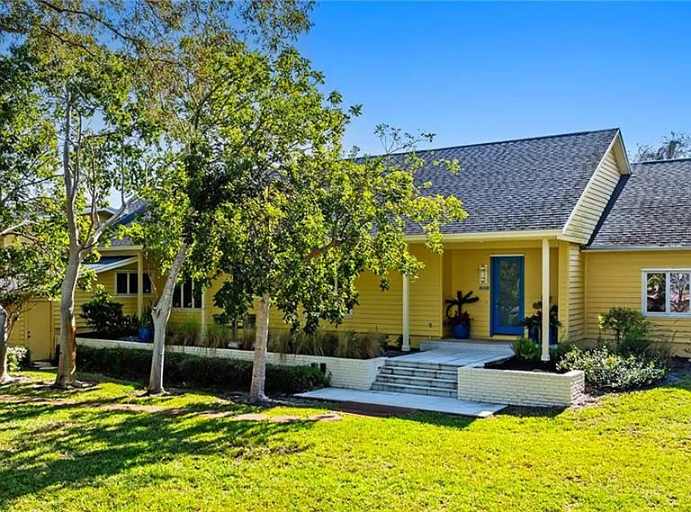 586 Yucca Rd — Photo 2