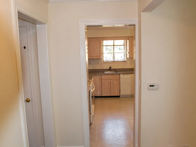 460 Highcrest Dr — Photo 8