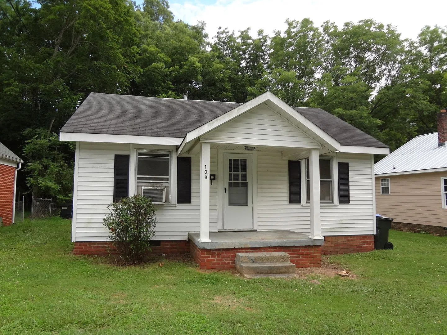 2 Bedroom Prime Student Location- Available August 2027 — Photo 1