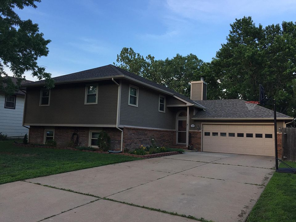 Great curb appeal, large flat driveway
