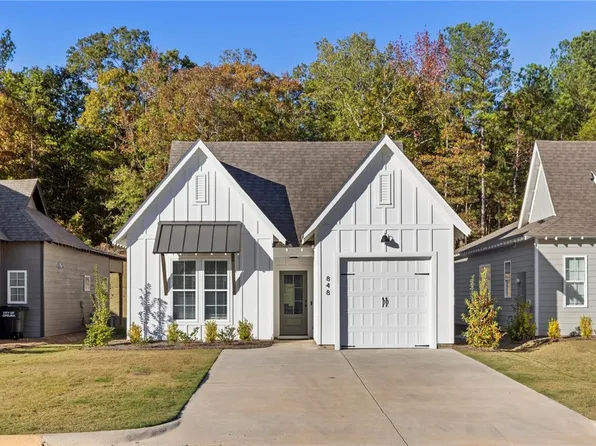 848 Village Dr, Opelika, AL 36801