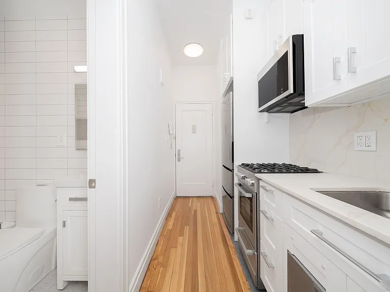 353 W 44th St #4D — Photo 6