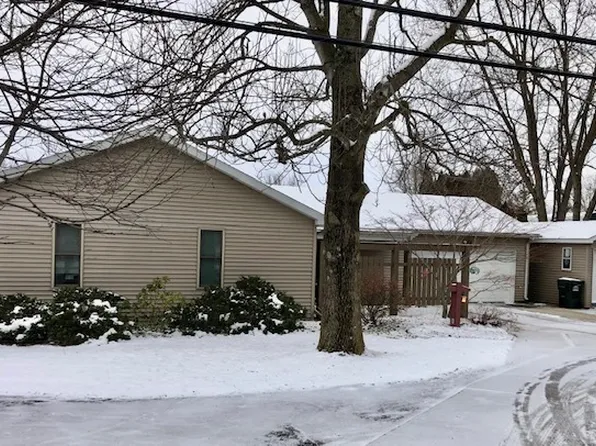 104 S Lake Of The Woods Rd, Mahomet, IL 61853