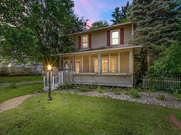 406 W Fulton St, Waupaca, WI 54981