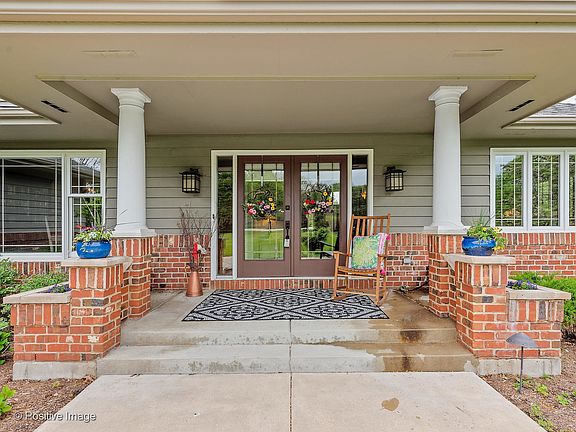 4th image of 1S982 Grove Hill Dr
