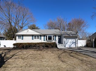 11 Gedney Ave, Smithtown, NY 11787