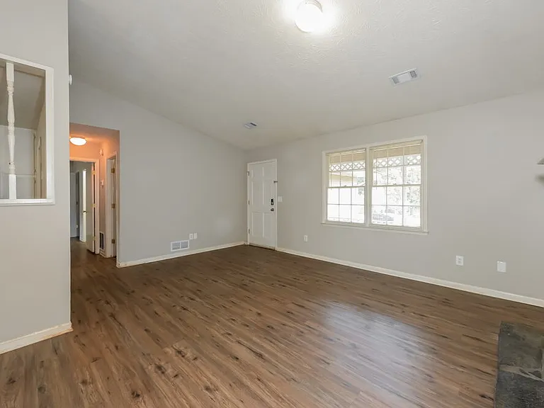411 Cindy Dr SE — Photo 4