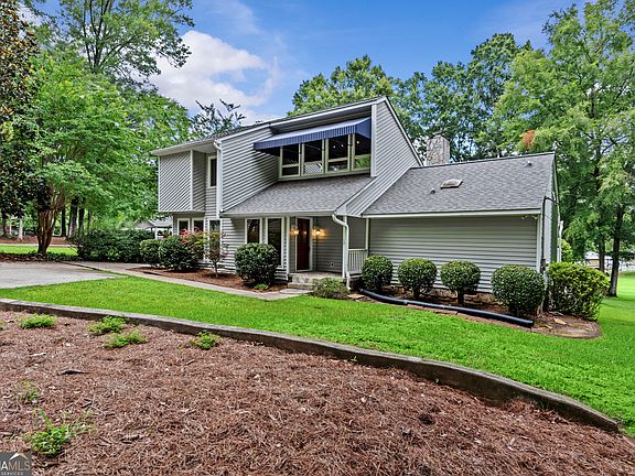 3rd image of 221 Commodore Dr NW