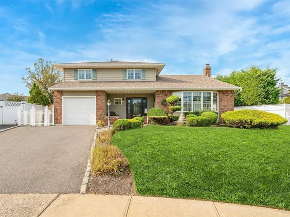 72 Redwood Lane, Massapequa Park, NY 11762