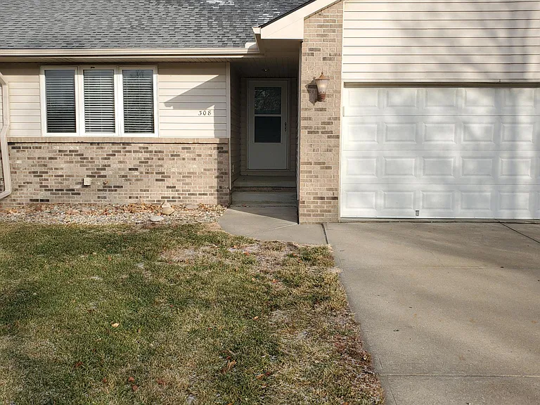 308 W Adams St — Photo 2