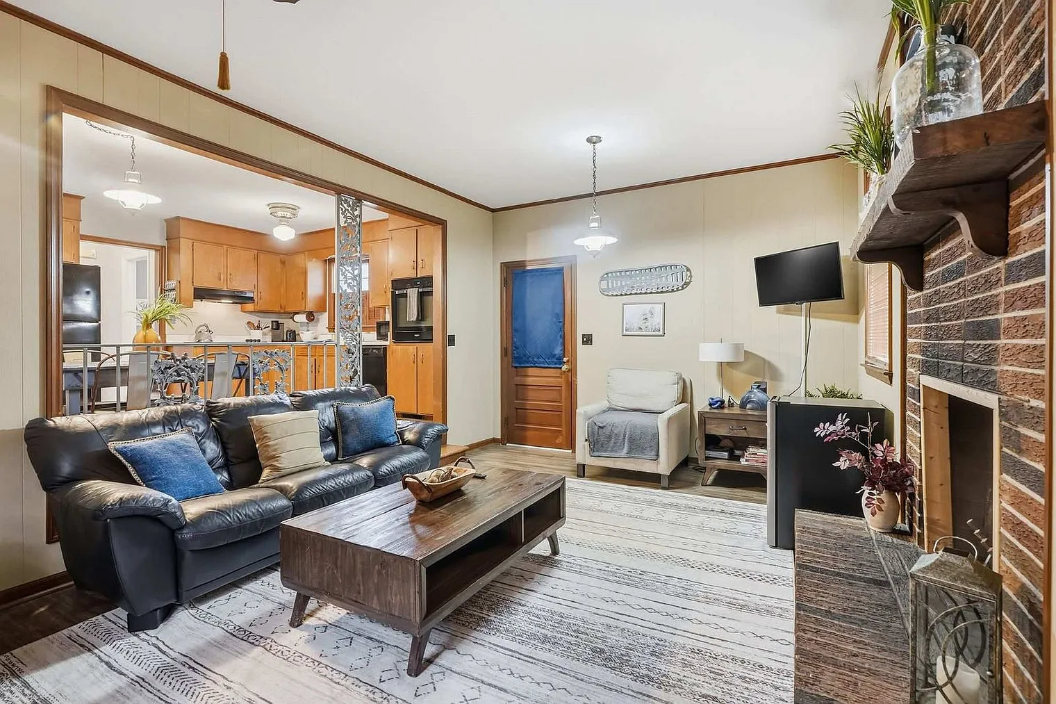 5 bed, 2.0 bath, 1991 sqft, $8,555 — Photo 3