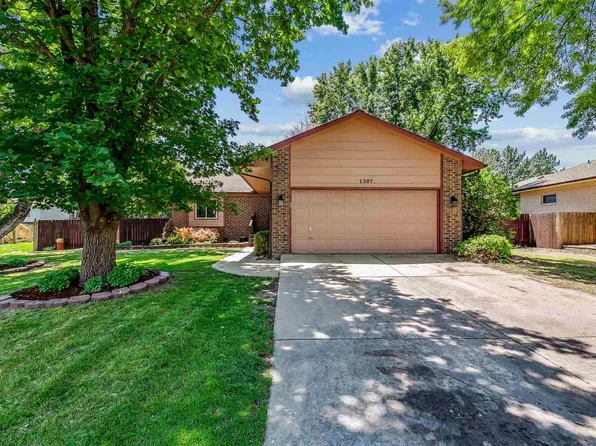 1507 W Sandalwood Dr, Haysville, KS 67060