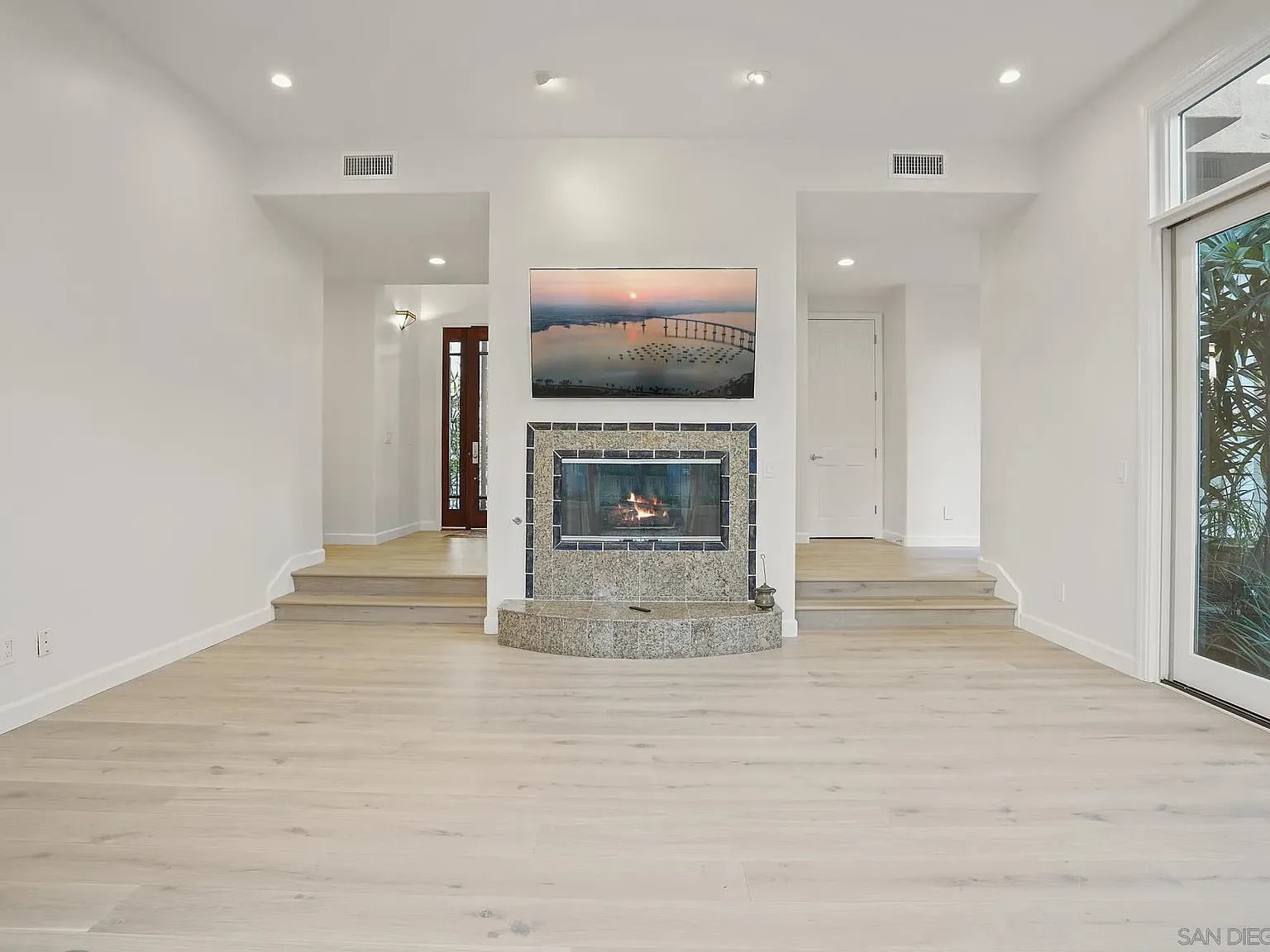 4 bed, 4.5 bath, 4528 sqft, $21,500 — Photo 3