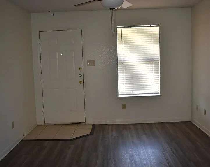 907 Crymes Ln — Photo 2