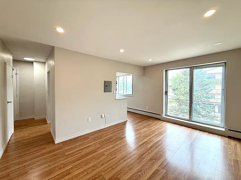 10 Park Ave W — Photo 2