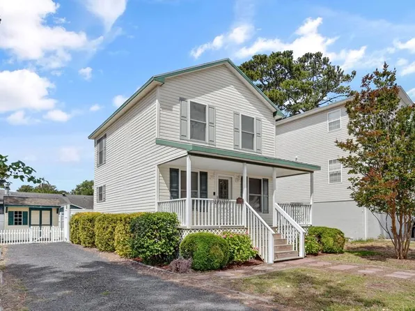 5138 Serenity Ln, Chincoteague Island, VA 23336
