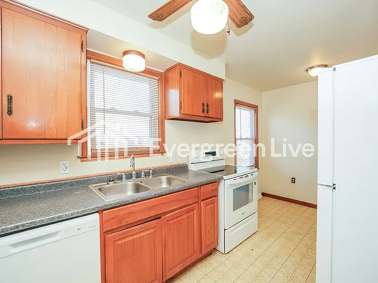 2540 E 38th St — Photo 6
