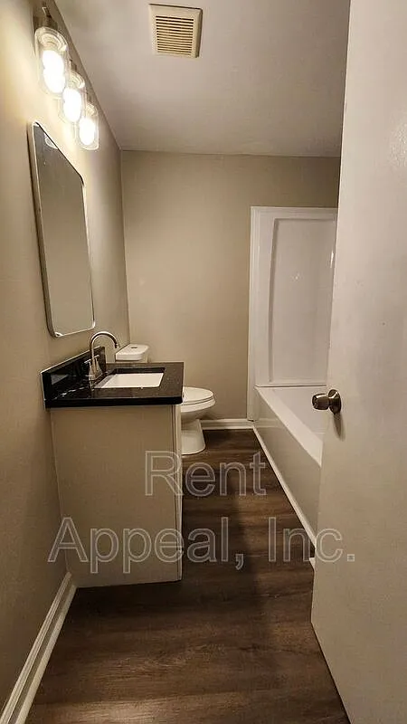 3 bed, 1.0 bath, 1644 sqft, $1,900 — Photo 4