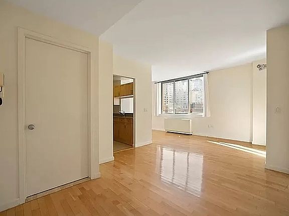 5th image of 250 E 30th St APT 7H