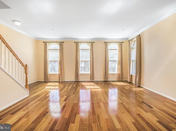 517 Falcon Park Ln, Rockville, MD 20850
