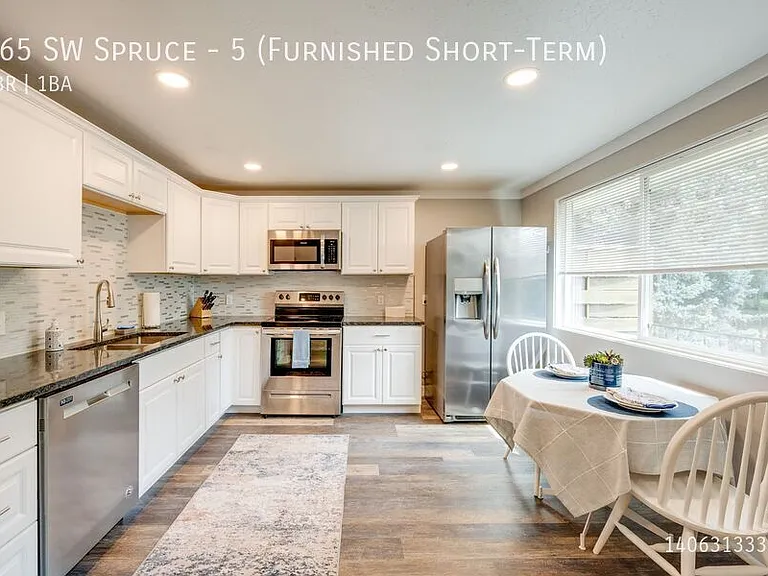 165 SW Spruce St #5 — Photo 14