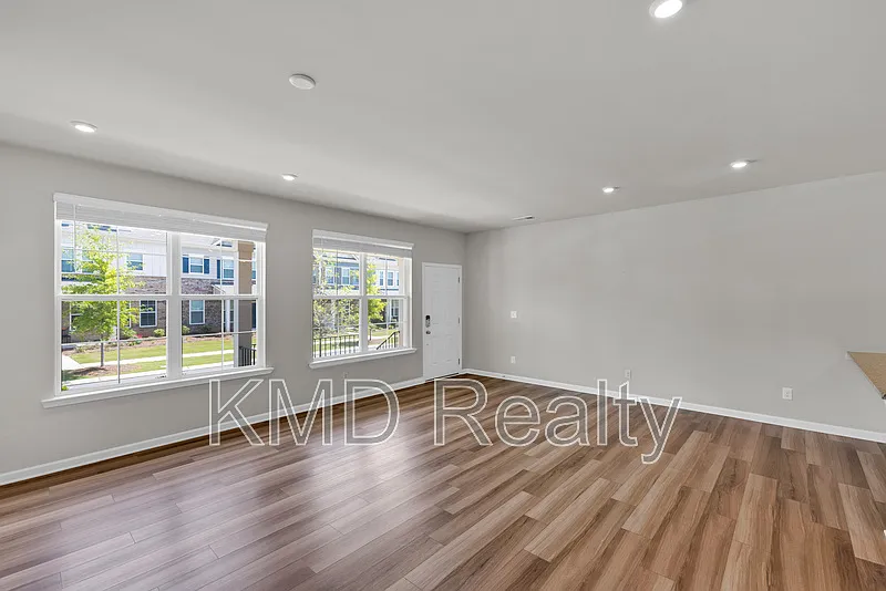 3 bed, 2.5 bath, $2,095 — Photo 4
