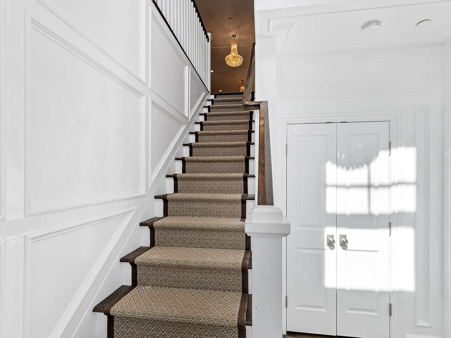 Upgraded High End Southampton Condo — Photo 4