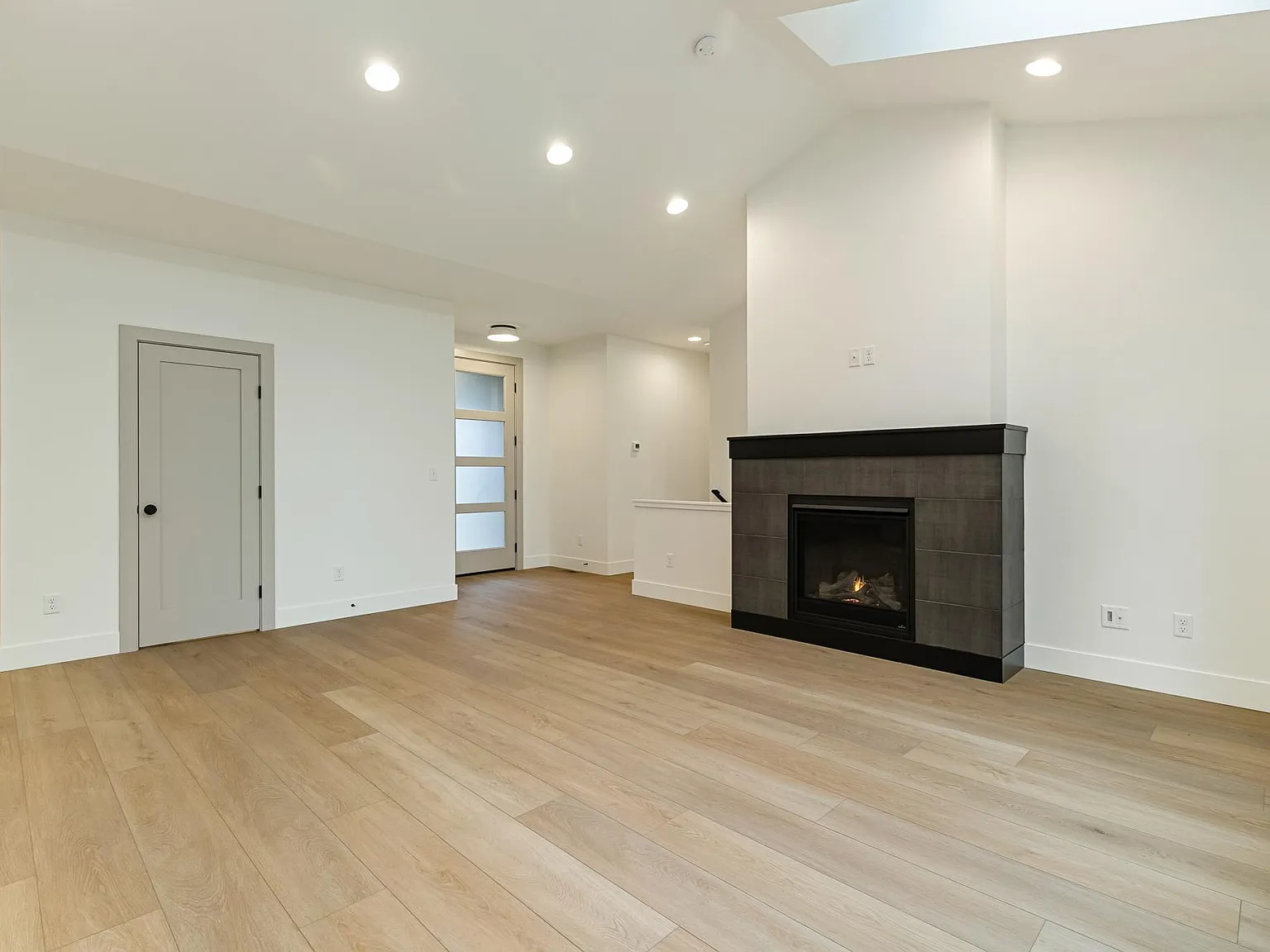 3 bed, 2.5 bath, 2100 sqft, $3,500 — Photo 3