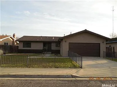 1690 Larkspur Pl photo 1