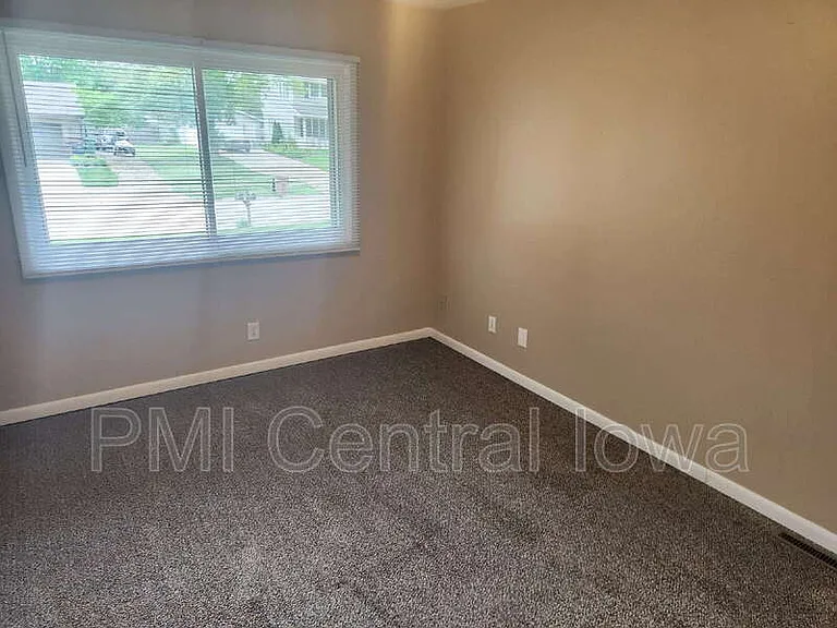1010 Linden Dr — Photo 11