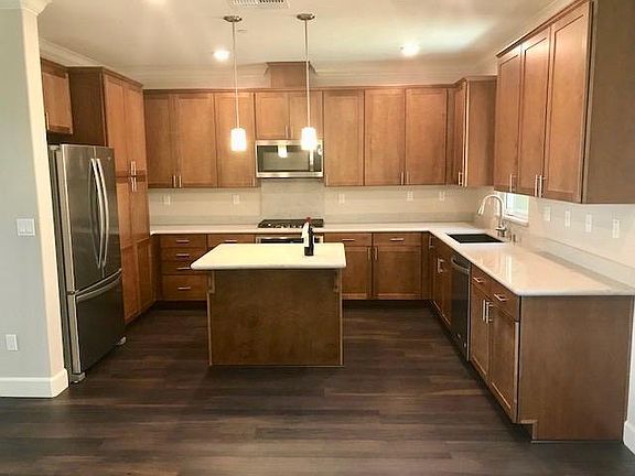 4th image of 421 Jacquelyn Ln