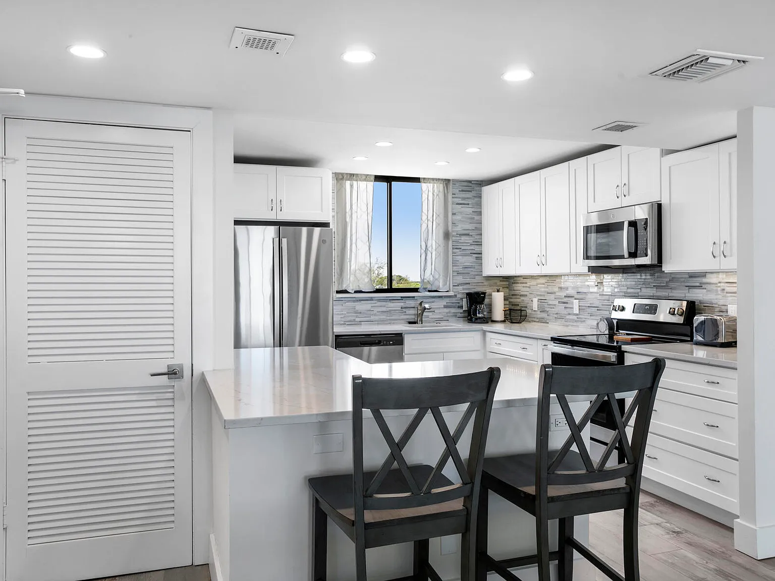 2 bed, 2.0 bath, 1270 sqft, $4,000 — Photo 3