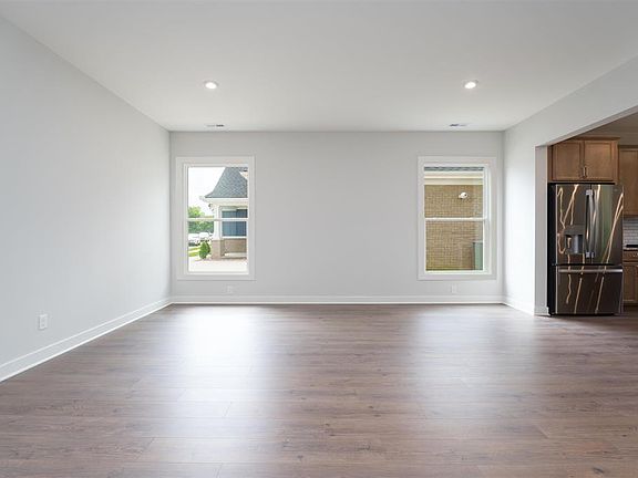 5th image of 921 Onyx Ln