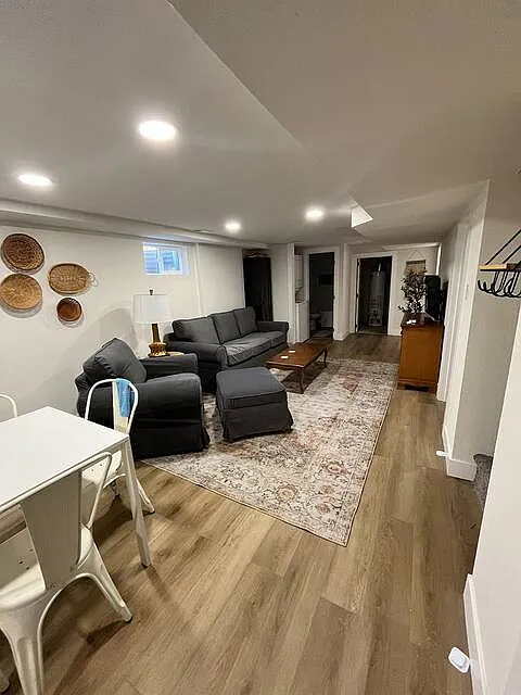 3 bed, 1100 sqft, $2,400 — Photo 1