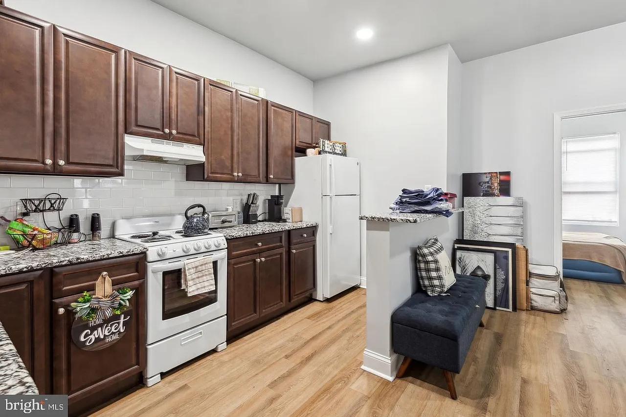 1633 W Oxford St — Photo 3