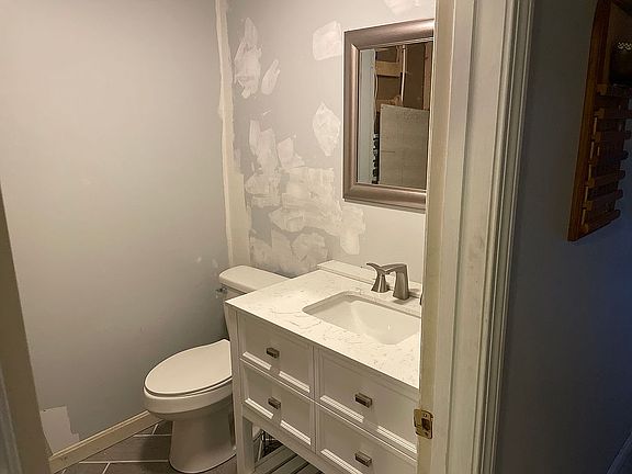 1at floor bath w tiled Stand