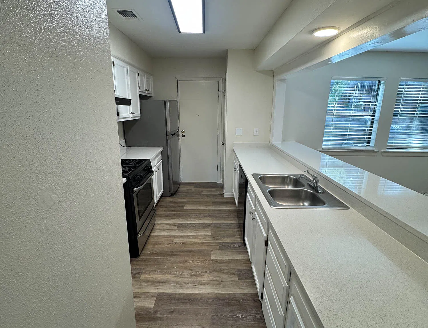 3 bed, 2.5 bath, 1048 sqft, $2,700 — Photo 4